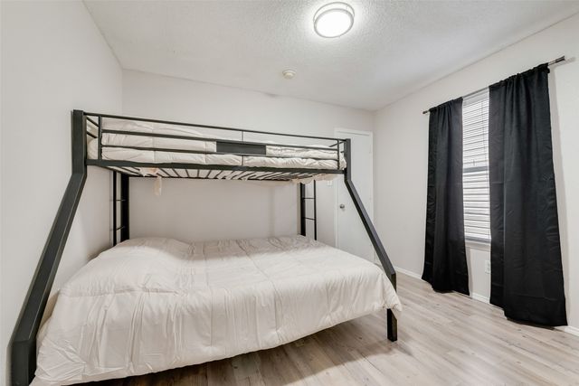301 Ensenada Plaza, Dallas, TX 75211
