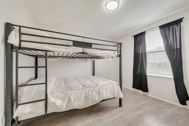 301 Ensenada Plaza, Dallas, TX 75211