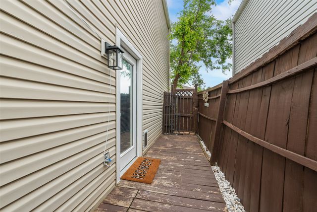 301 Ensenada Plaza, Dallas, TX 75211