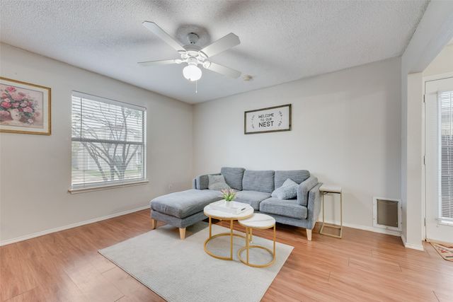 301 Ensenada Plaza, Dallas, TX 75211