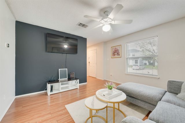 301 Ensenada Plaza, Dallas, TX 75211