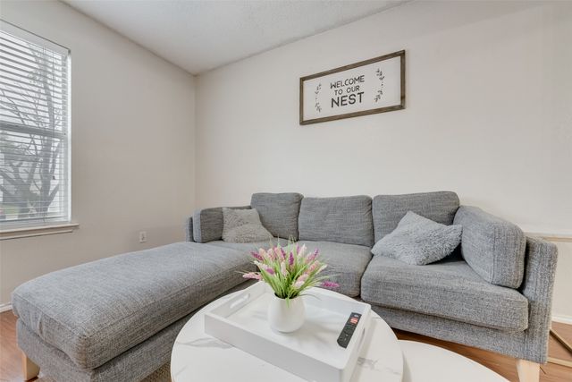 301 Ensenada Plaza, Dallas, TX 75211