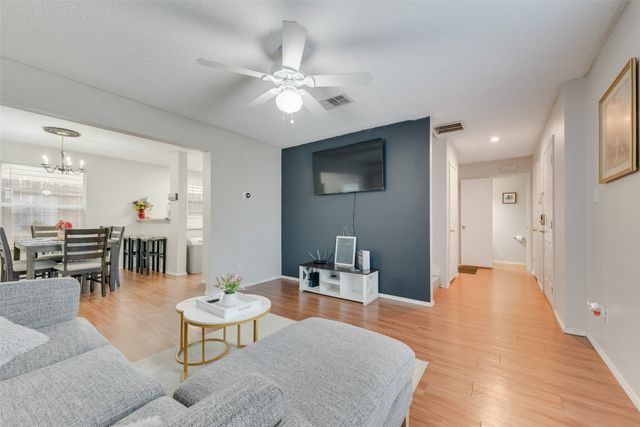 301 Ensenada Plaza, Dallas, TX 75211