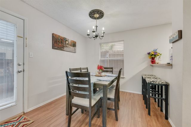 301 Ensenada Plaza, Dallas, TX 75211