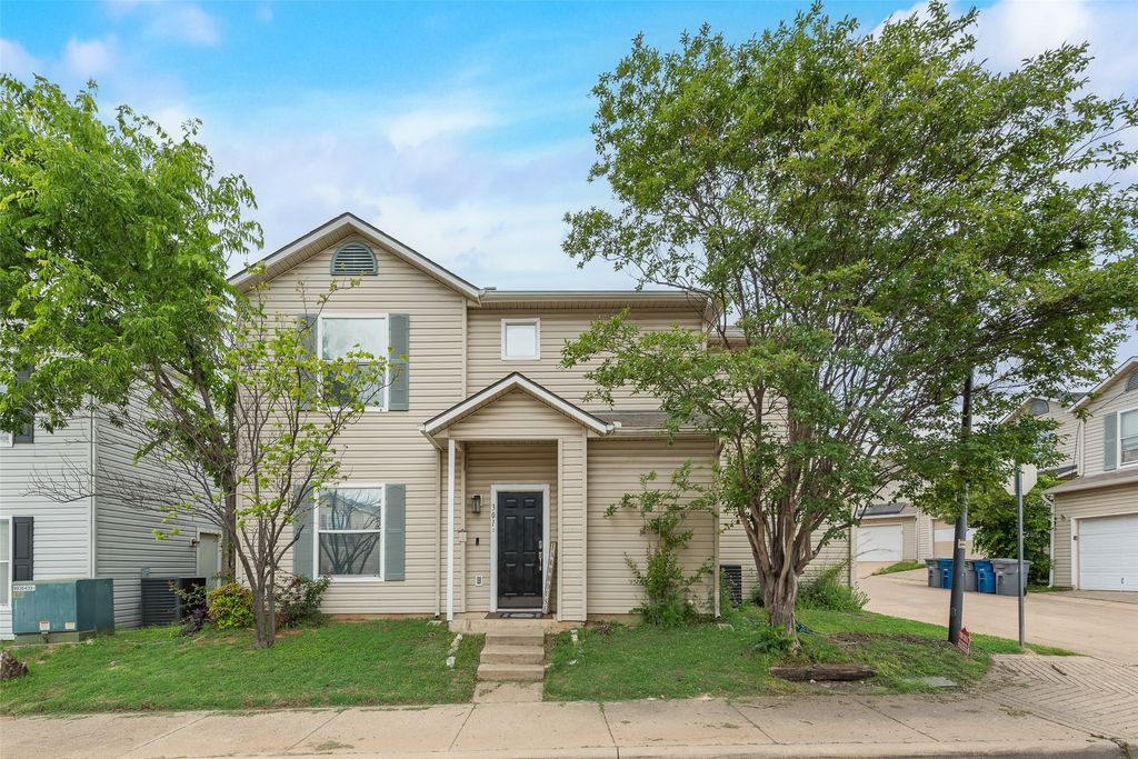 301 Ensenada Plaza, Dallas, TX 75211
