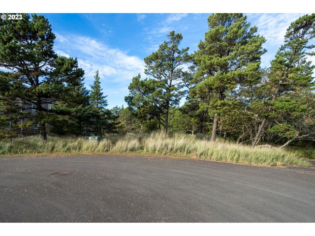 Williams 11100, Pacific City, OR 97135