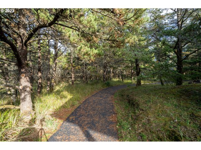 Williams 11100, Pacific City, OR 97135