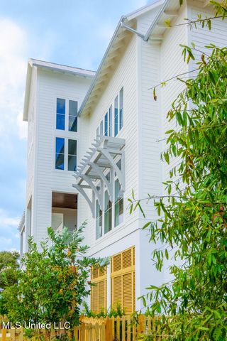106 S Beach Drive, Ocean Springs, MS 39564