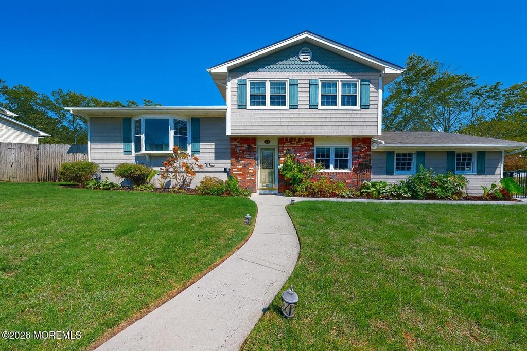 35 Redwood Drive, Toms River, NJ 08753