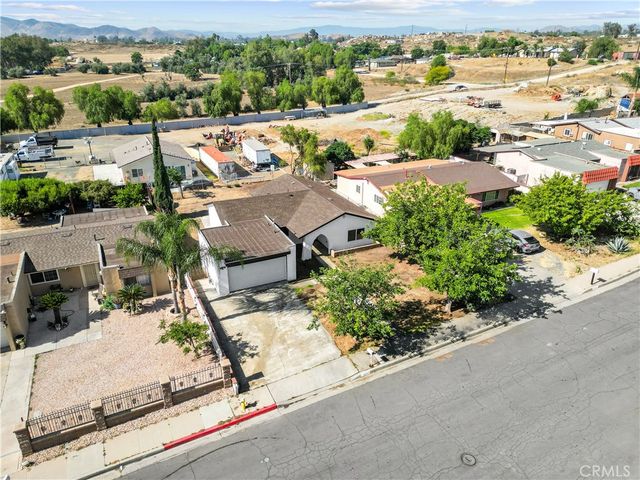 527 W 10th, Perris, CA 92570