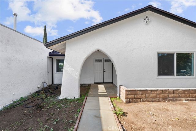 527 W 10th, Perris, CA 92570