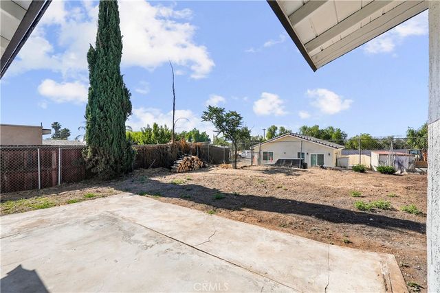 527 W 10th, Perris, CA 92570