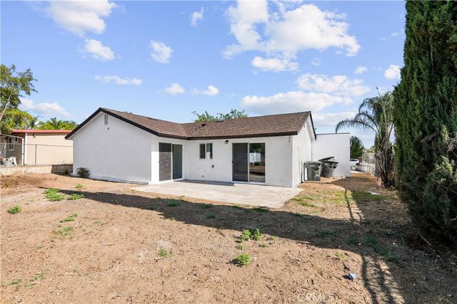 527 W 10th, Perris, CA 92570