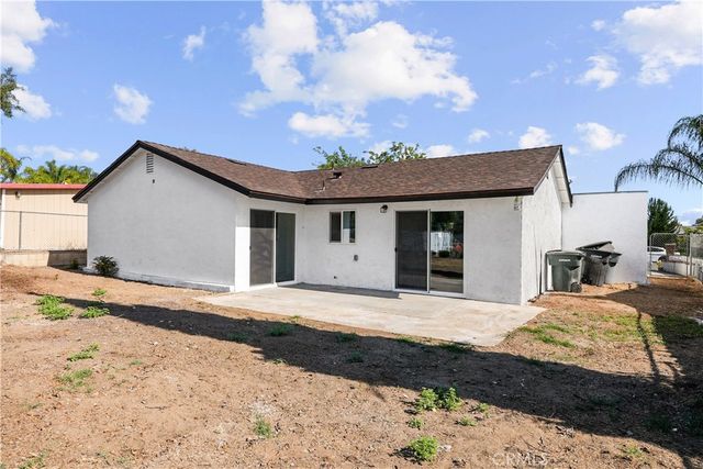 527 W 10th, Perris, CA 92570