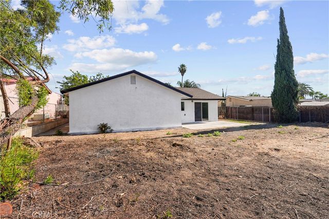 527 W 10th, Perris, CA 92570