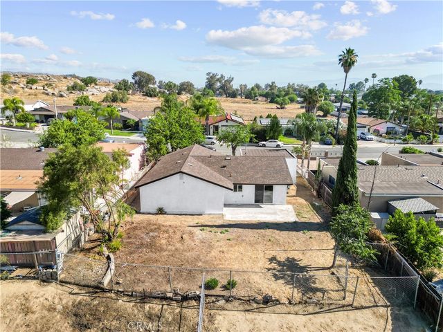 527 W 10th, Perris, CA 92570