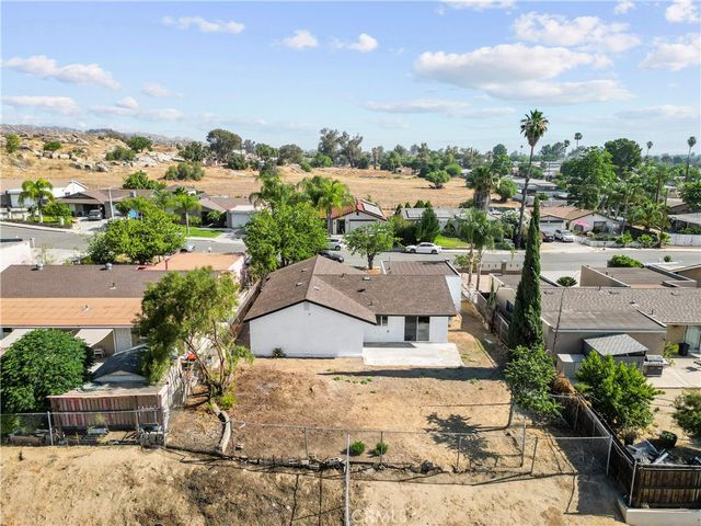 527 W 10th, Perris, CA 92570