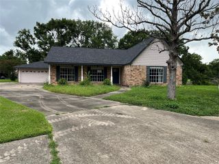 55 Mistletoe Court, Lake Jackson, TX 77566