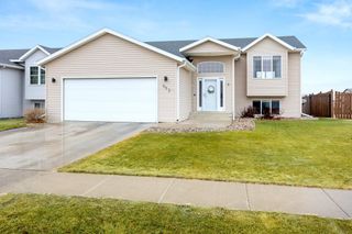 952 38 1/2 Avenue W, West Fargo, ND 58078