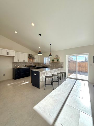 2932 Floral Road NW, Albuquerque, NM 87104