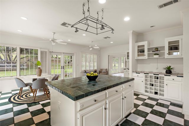 901 LAUDER DR, Spicewood, TX 78669