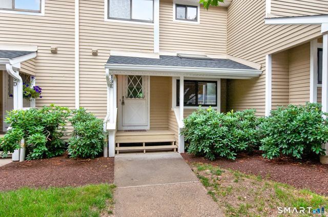 19 Wiggins Farm Drive E, Simsbury, CT 06070