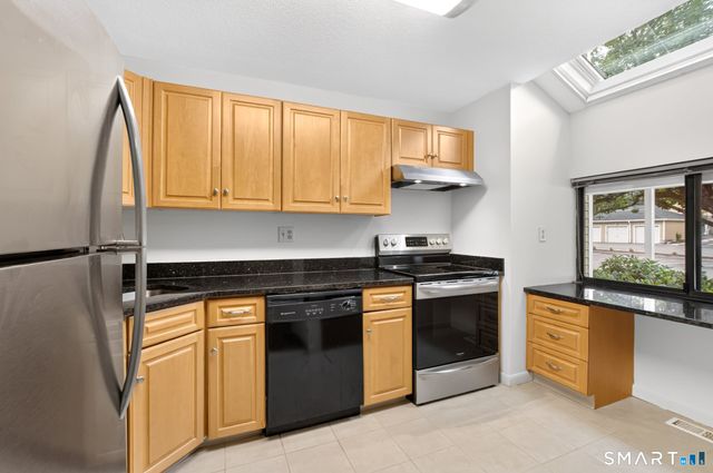 19 Wiggins Farm Drive E, Simsbury, CT 06070