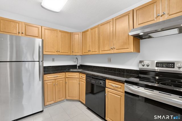 19 Wiggins Farm Drive E, Simsbury, CT 06070