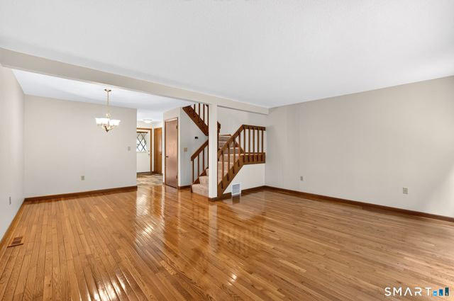 19 Wiggins Farm Drive E, Simsbury, CT 06070