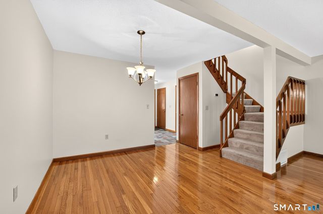 19 Wiggins Farm Drive E, Simsbury, CT 06070