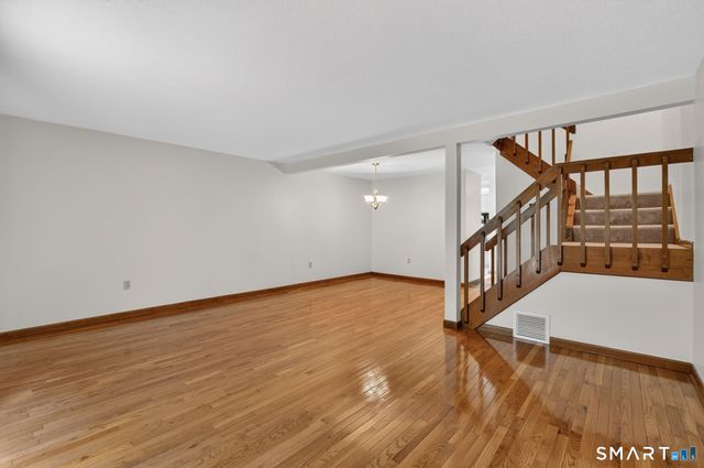 19 Wiggins Farm Drive E, Simsbury, CT 06070