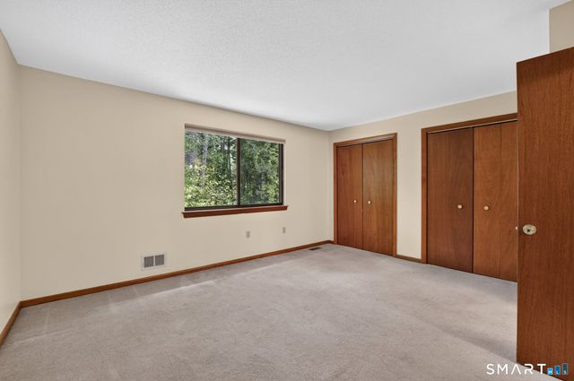 19 Wiggins Farm Drive E, Simsbury, CT 06070