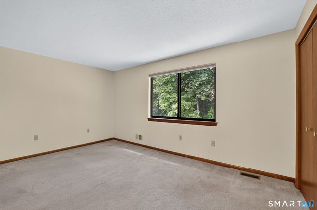 19 Wiggins Farm Drive E, Simsbury, CT 06070
