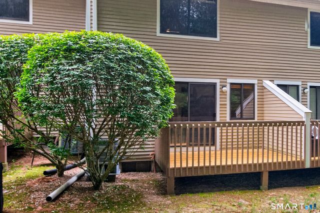 19 Wiggins Farm Drive E, Simsbury, CT 06070