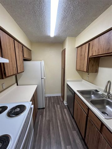 3919 Fairmont Parkway 200, Pasadena, TX 77504