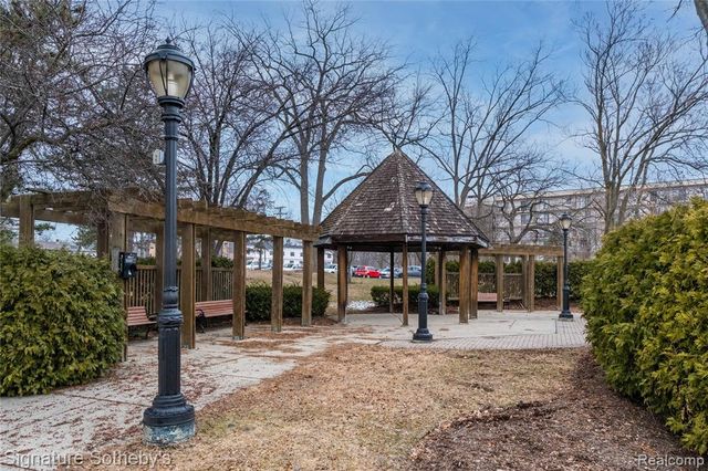 31831 Grand River Avenue 68, Farmington, MI 48336