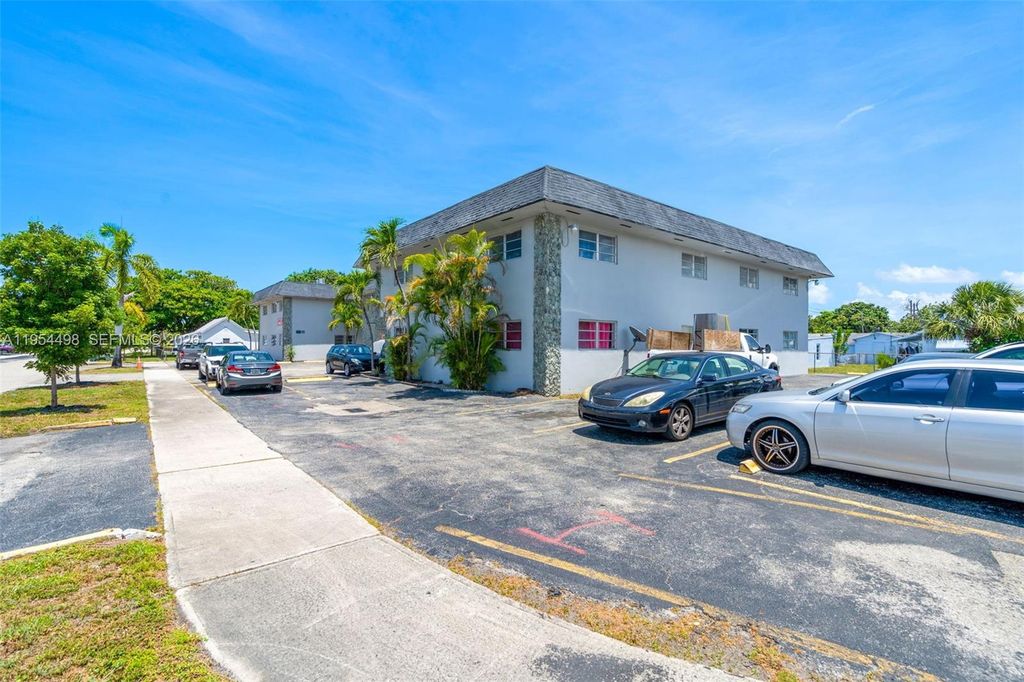 300 NE 1st Ct 205, Hallandale Beach, FL 33009