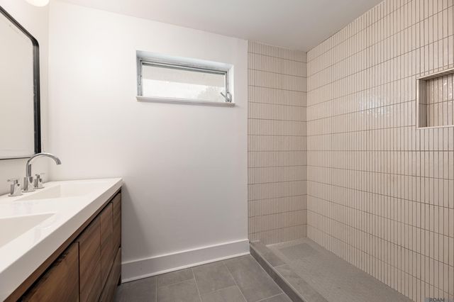 300 Parish Dr, Arabi, LA 70032