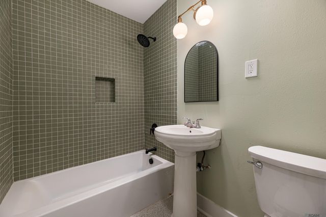 300 Parish Dr, Arabi, LA 70032