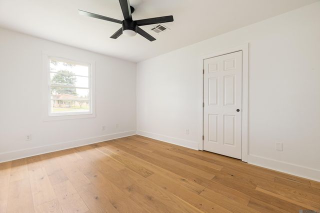 300 Parish Dr, Arabi, LA 70032