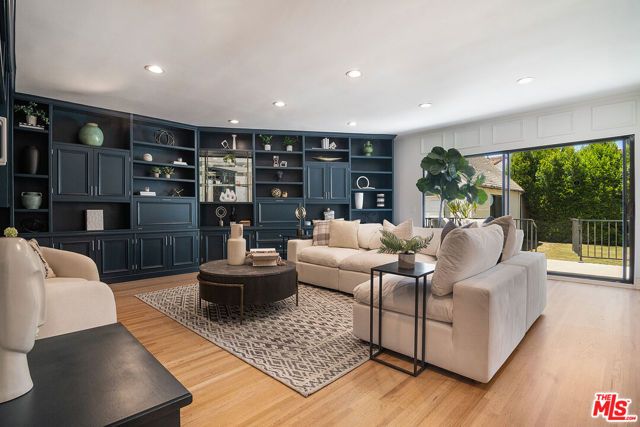 137 N Poinsettia Place, Los Angeles, CA 90036