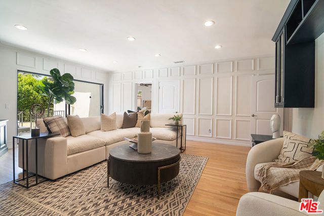 137 N Poinsettia Place, Los Angeles, CA 90036