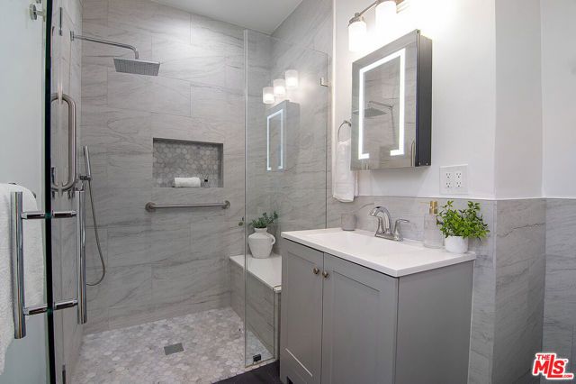 137 N Poinsettia Place, Los Angeles, CA 90036