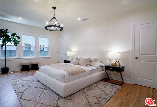 137 N Poinsettia Place, Los Angeles, CA 90036