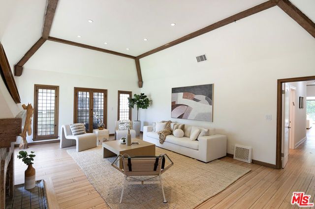 137 N Poinsettia Place, Los Angeles, CA 90036