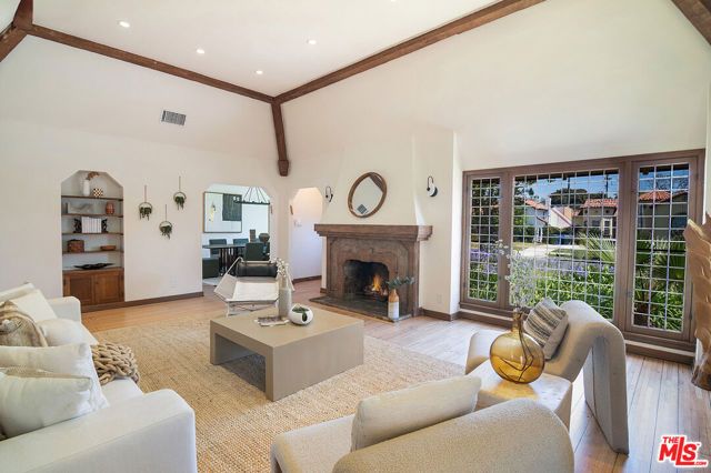 137 N Poinsettia Place, Los Angeles, CA 90036