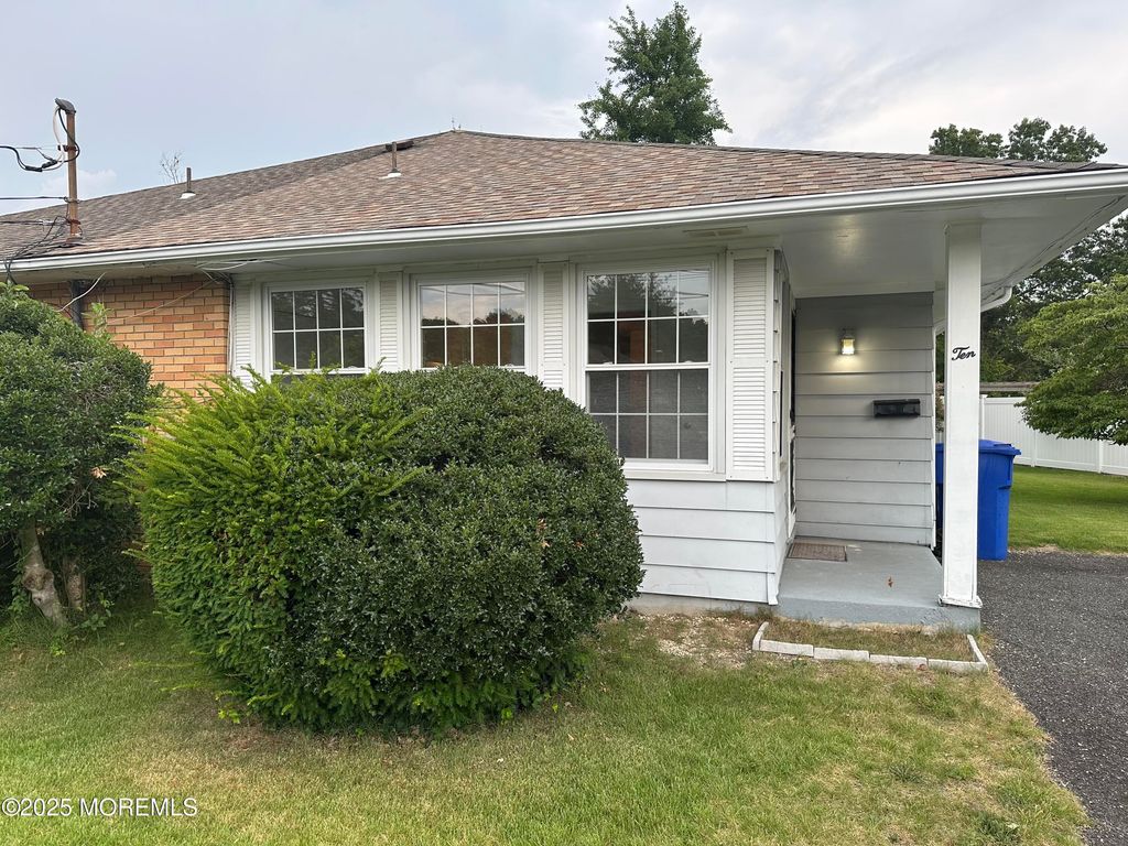 10 Caribbean Court, Toms River, NJ 08753