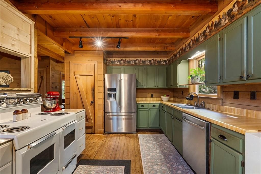 Image 9 of property listing at 7790 Atlanta Newnan Road, Chattahoochee Hills, GA 30268