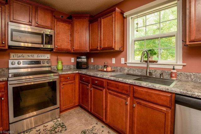 3693 Courtland Circle, Thomasville, NC 27360