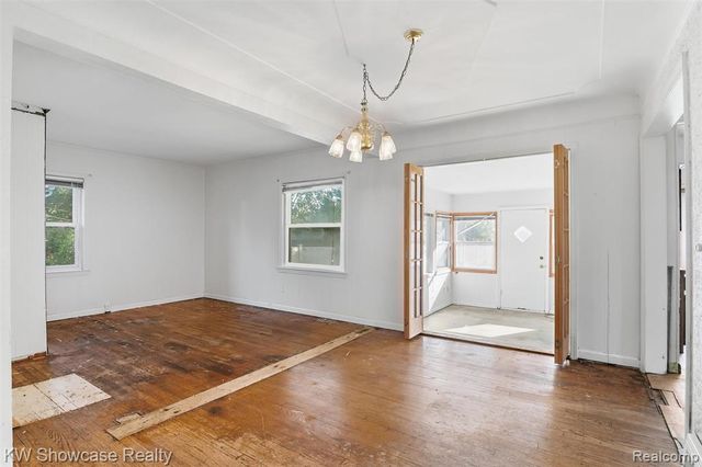 75 Preston Avenue, Waterford, MI 48328